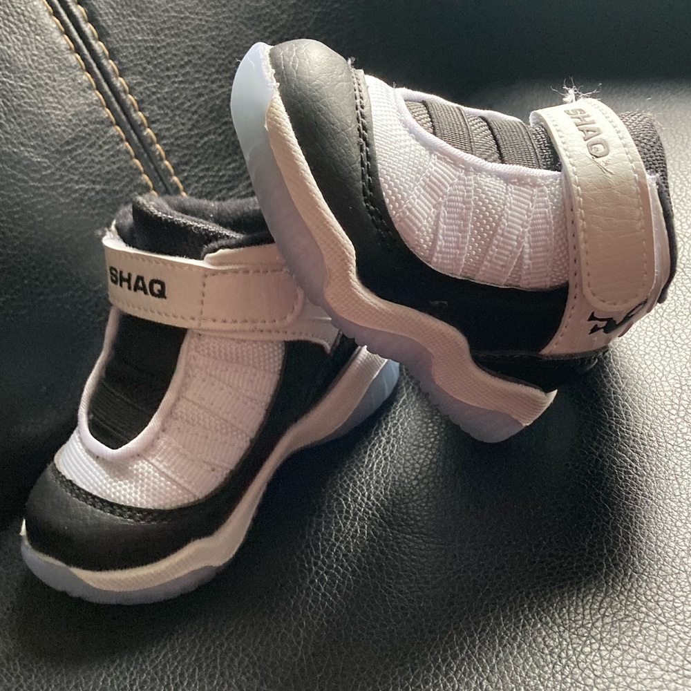 Shaq Black & White Sneakers